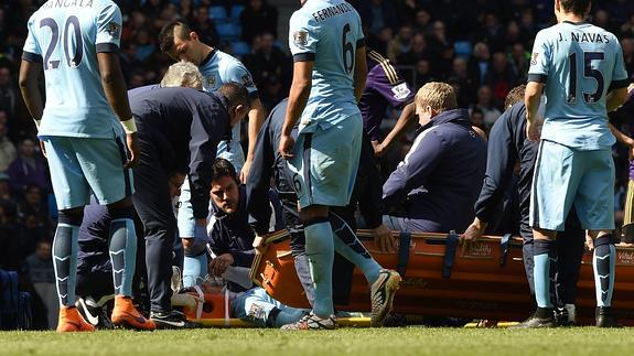 David Silva, retirado en camilla tras recibir un codazo en la cabeza