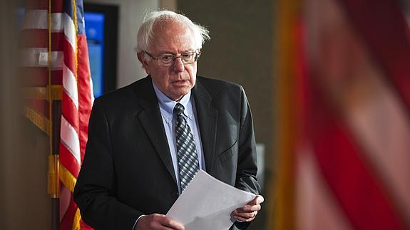 Bernard Sanders desafía a Hillary Clinton