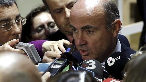 De Guindos cree que los españoles recuperarán en 2016 el nivel de renta