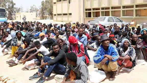 La violencia obliga a cientos de inmigrantes a huir de Libia