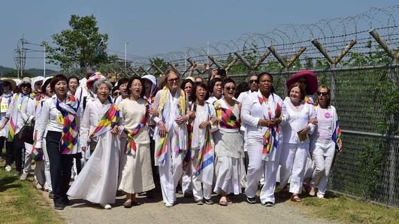 Mujeres activistas cruzan la frontera entre las dos Coreas para promover la paz