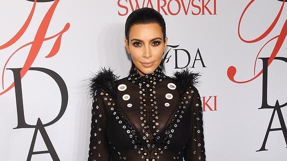 El vestido de Kardashian se quema en los premios de la moda estadounidense