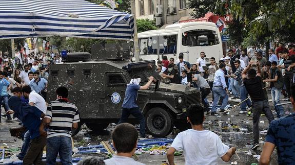 Dos muertos y más de una centena de heridos tras dos explosiones en Turquía