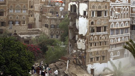 Un bombardeo golpea el centro histórico de la capital de Yemen