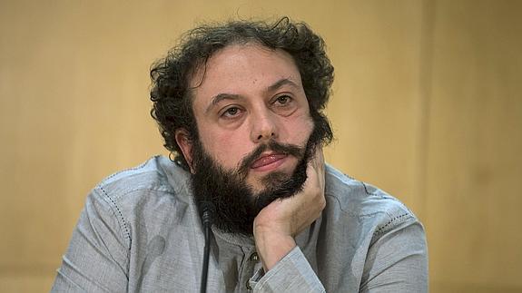 Zapata dimite por sus tuits hirientes y la policía investiga si son delito