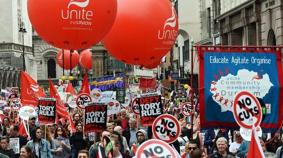 Miles de personas se manifiestan en Londres contra la austeridad