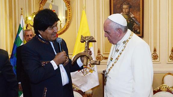 El Vaticano aclara que el crucifijo regalado por Evo Morales al Papa lo diseñó un jesuita asesinado