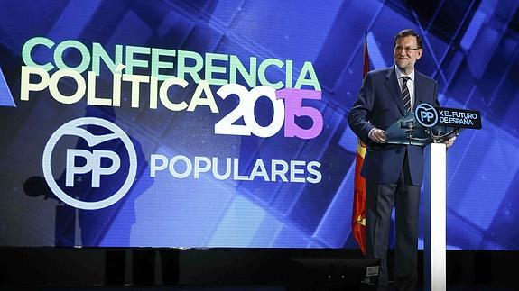 Rajoy aparece por sorpresa en la conferencia política del PP