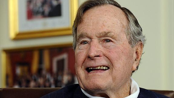 George H.W. Bush, hospitalizado tras romperse una vértebra