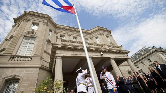 La bandera de Cuba ya ondea en su Embajada en Washington