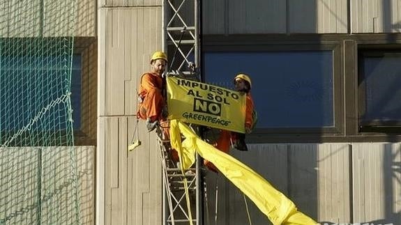 Detenidos cuatro activistas de Greenpeace por escalar un edificio como protesta contra el 'impuesto al sol'