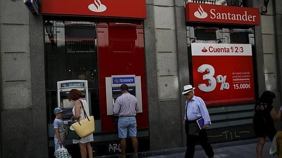 El Santander se suma a cobrar por el uso de sus cajeros a los que no sean sus clientes