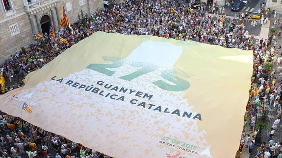 Alrededor de mil personas se concentran ante la Generalitat en apoyo del 27-S