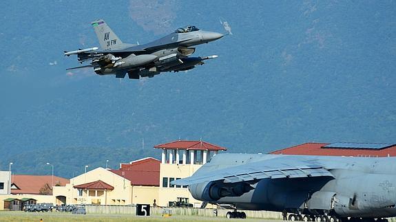 EE UU envía seis cazas F-16 a Turquía para apoyar la lucha contra el EI