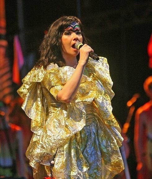 Björk cancela su gira por «agotamiento emocional» y anuncia nuevas canciones