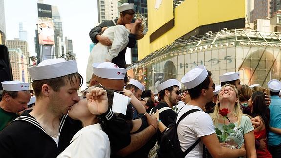 Cientos de parejas recrean el célebre beso de Times Square