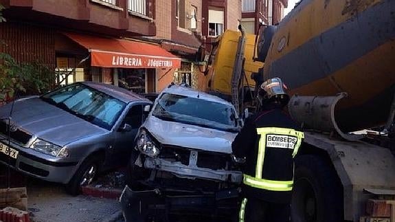 Una hormigonera hiere a tres personas y destroza once coches al empotrarse contra una librería en Cuenca