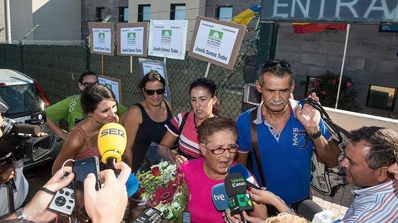 Josefa Hernández abandona la prisión de Tahíche, en Lanzarote