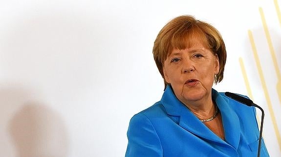 Merkel insta a resolver problema de los refugiados con solidaridad