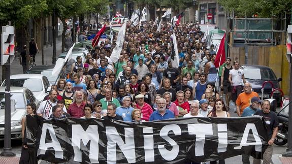 Cerca de mil personas piden «amnistía» para los presos de ETA en Bilbao