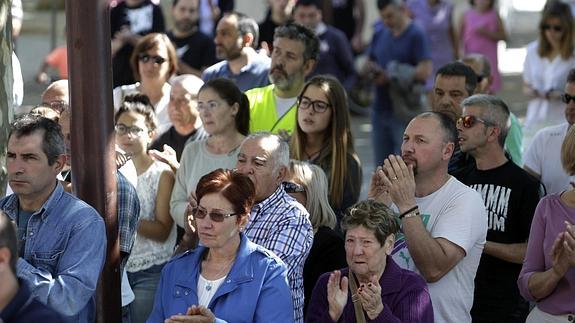 Carral y Cambre rinden un emotivo homenaje a las víctimas