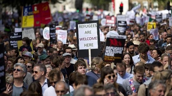 Miles de personas salen a la calle en Europa en defensa de los refugiados