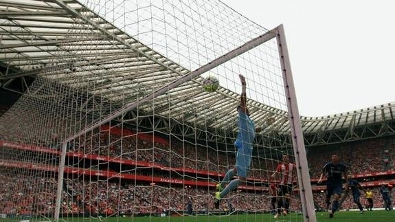 Aduriz y Raúl García lideran la primera victoria del Athletic