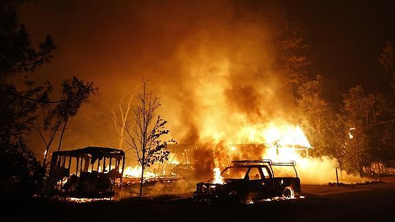 Miles de evacuados por los incendios en California