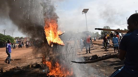 Los golpistas de Burkina Faso prometen devolver el poder y pedir perdón