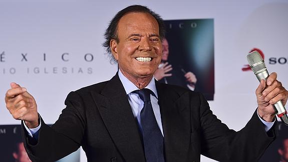 Julio Iglesias regresa cargado de vitalidad tras su operación de espalda