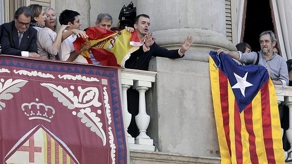 ERC pide perdón por colgar la 'estelada' y el PP volvería a colocar la española