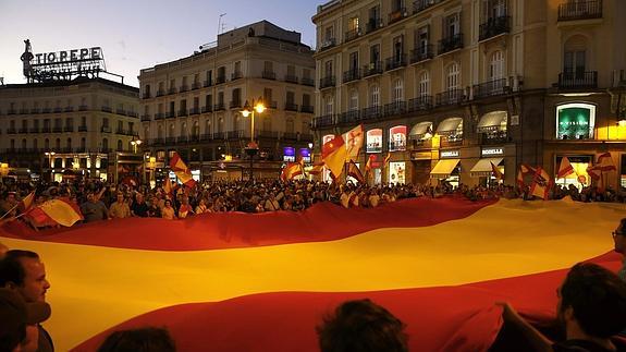 Un centenar de personas reclama la unidad de España en la puerta del Sol