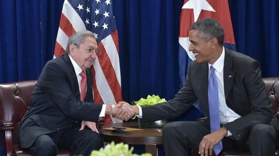 Raúl Castro le pide a Obama que suavice más el embargo