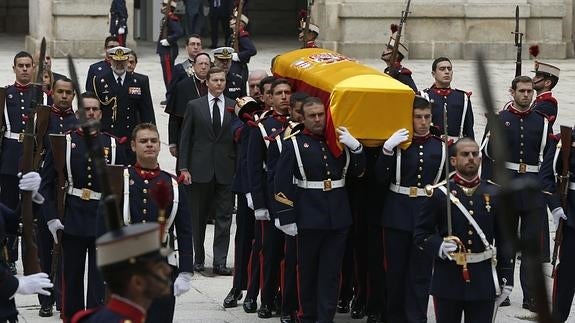 Los reyes Juan Carlos y Sofía visitan la capilla ardiente de Carlos de Borbón