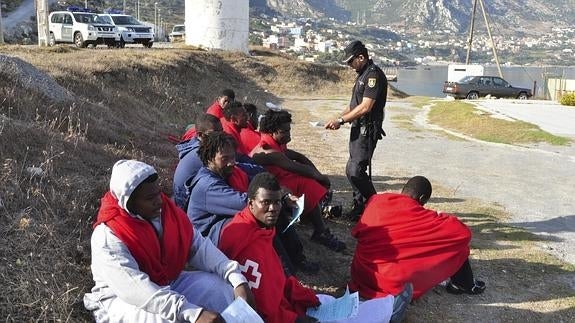 La inmigración escala puestos en la lista de problemas de los españoles