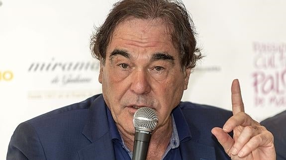 Oliver Stone dice que Aznar fue «el perro faldero» de Bush