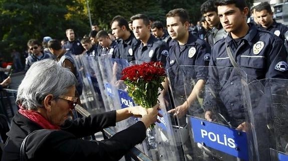 Miles de turcos se manifiestan contra Erdogan tras el atentado