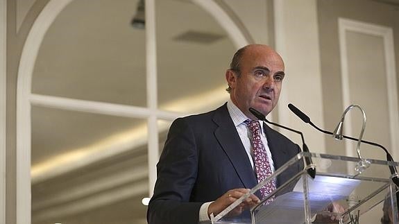 De Guindos insiste en que España va a cumplir el déficit «perfectamente»