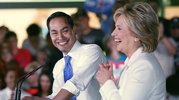 Clinton contempla nombrar a un hispano como candidato a vicepresidente