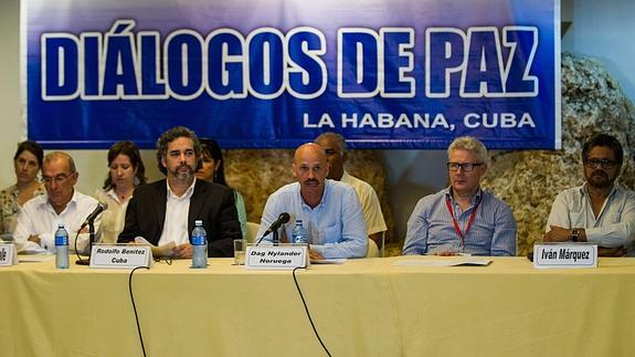 El Gobierno de Colombia y las FARC anuncian un acuerdo para buscar a sus desaparecidos