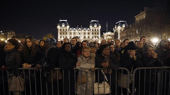 Las campanas de Notre Dame doblan en homenaje a las víctimas