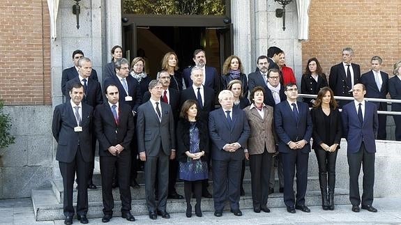 Las principales instituciones del Estado rinden homenaje a París en silencio