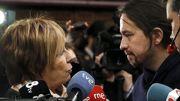 Celia Villalobos tras la bronca con Pablo Iglesias: «No me escupió porque había mucha gente»