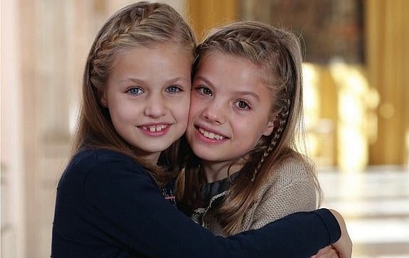 Los Reyes felicitan la Navidad con una fotografía de Leonor y Sofía