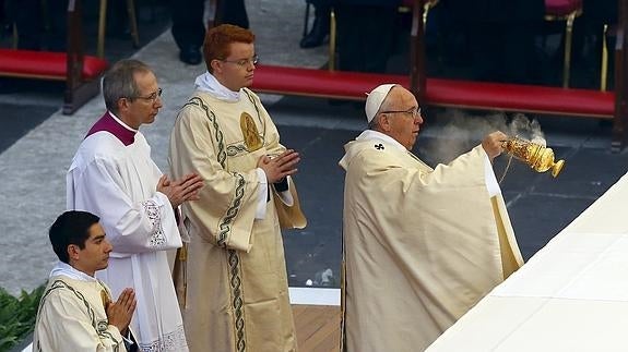 Francisco inaugura el Jubileo y advierte de que «no se puede ser cristiano sin ser misericordioso»