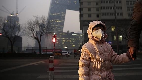 Pekín, a medio gas en su primer día de alerta roja por contaminación