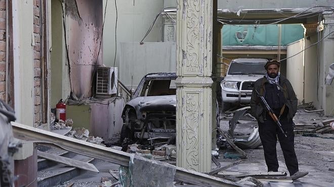 «Entró el coche-bomba y al minuto los terroristas asaltaron la Embajada»