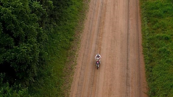 Otra sanción deja sin victoria a Barreda; otra remontada épica de Sainz