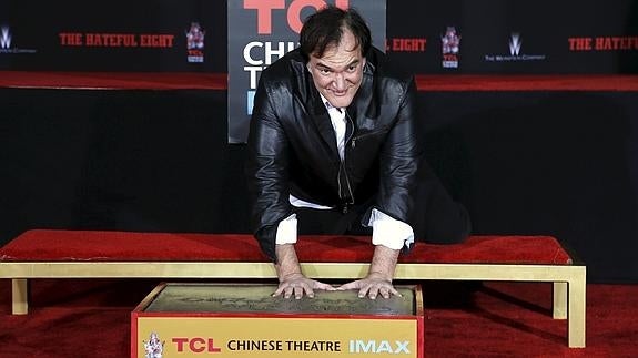 Tarantino inmortaliza sus huellas frente al Teatro Chino de Hollywood