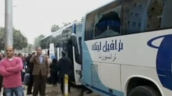 Hombres armados disparan contra un autobús de turistas junto al hotel Barceló en El Cairo